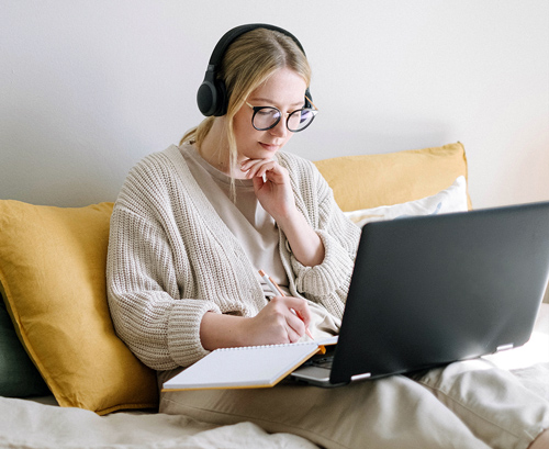 chica estudiando en casa