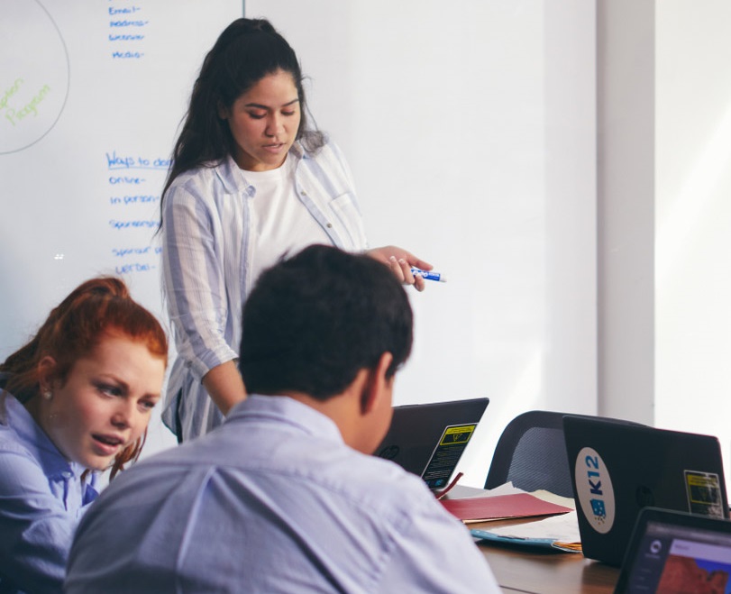 personas que trabajan en la oficina