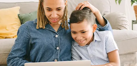 madre e hijo aprendiendo con el ordenador