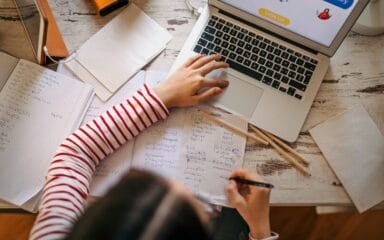 Estudiante trabajando con su portátil