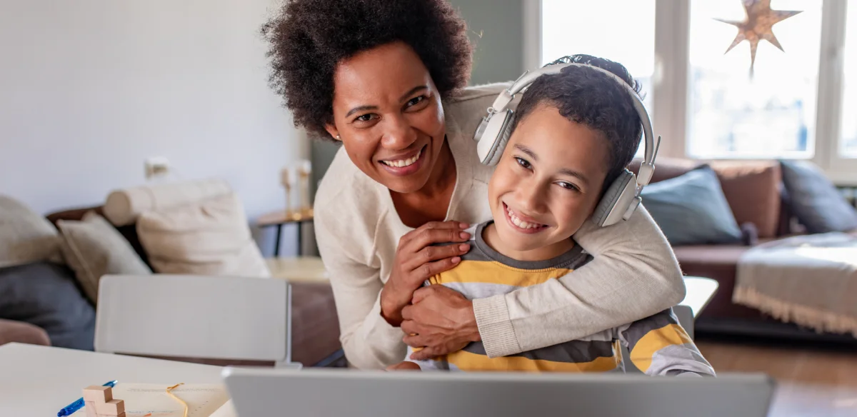 madre e hijo abrazados sonriendo a la cámara