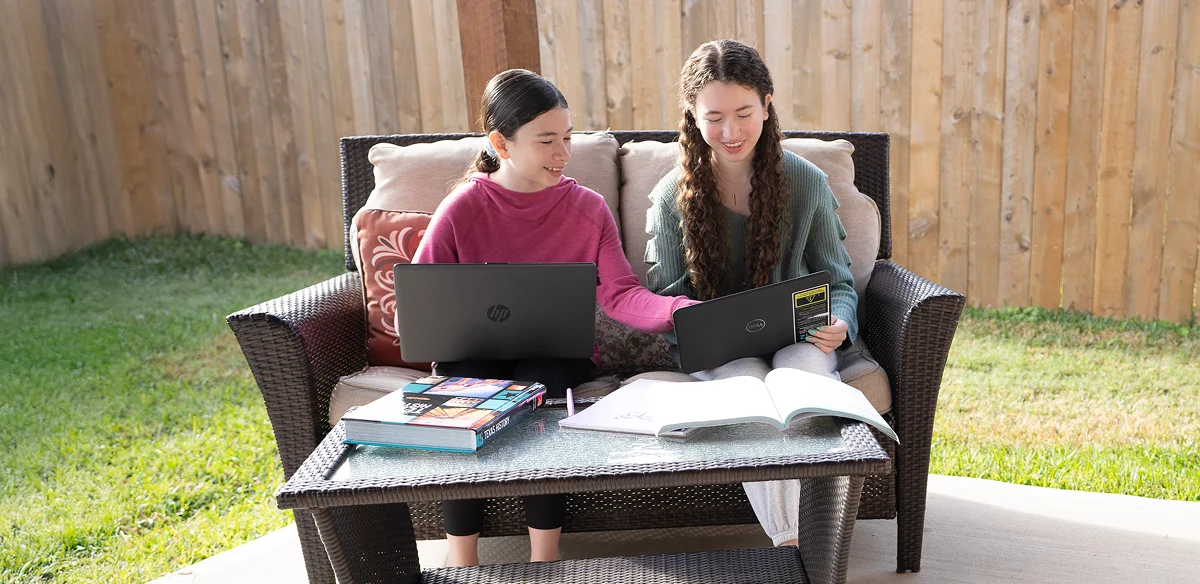 chicas estudiando y sonriendo