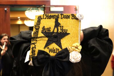 Sombrero amarillo de graduación