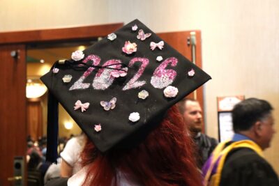 Sombrero negro de graduación