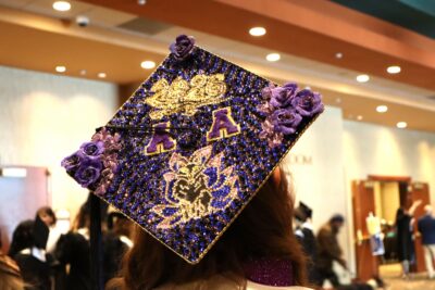 Sombrero de graduación morado con la letra A