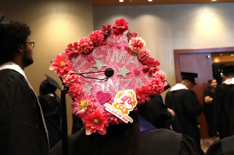 Sombrero de graduación rosa